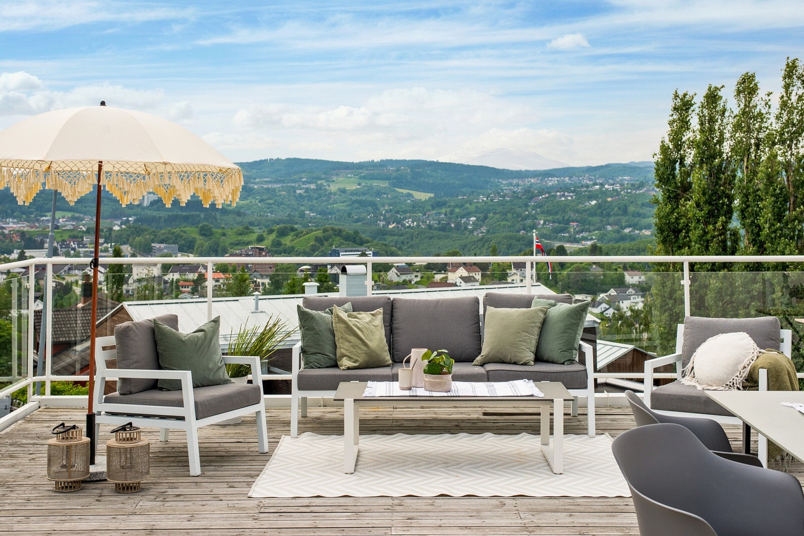 Terrassen ligger sørvestvendt og byr på flotte solforhold. Galleribilde