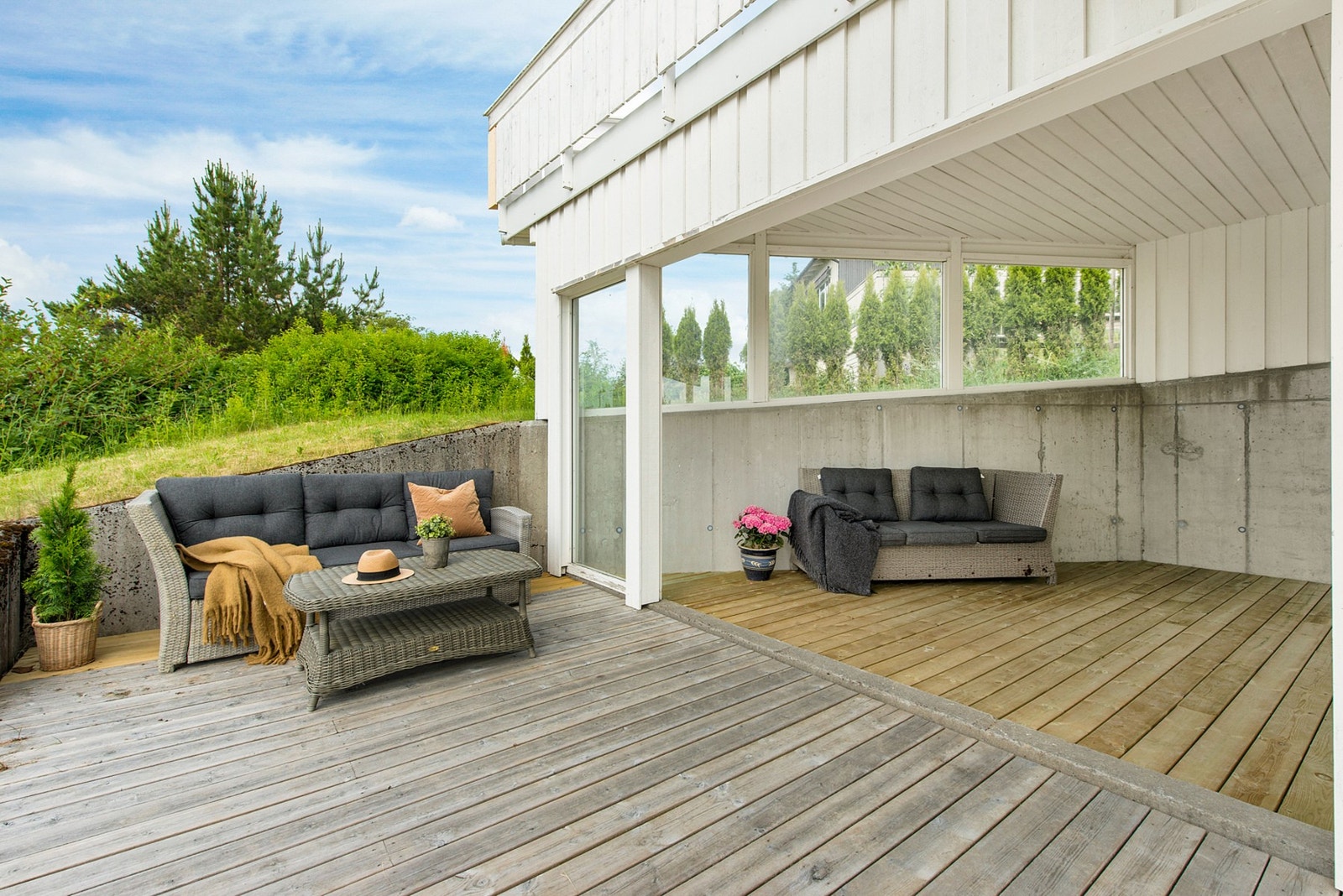 Stor platting på fremside av huset. Galleribilde