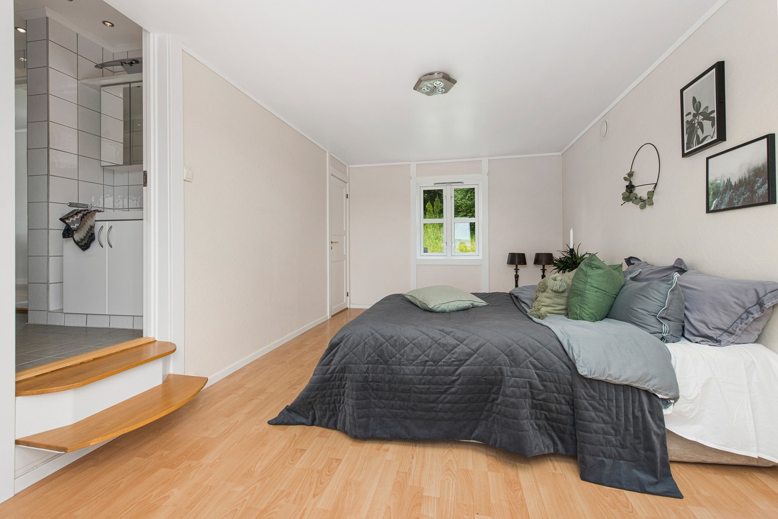 Hovedsoverommet har on suite bad og utgang til terrasse. Galleribilde