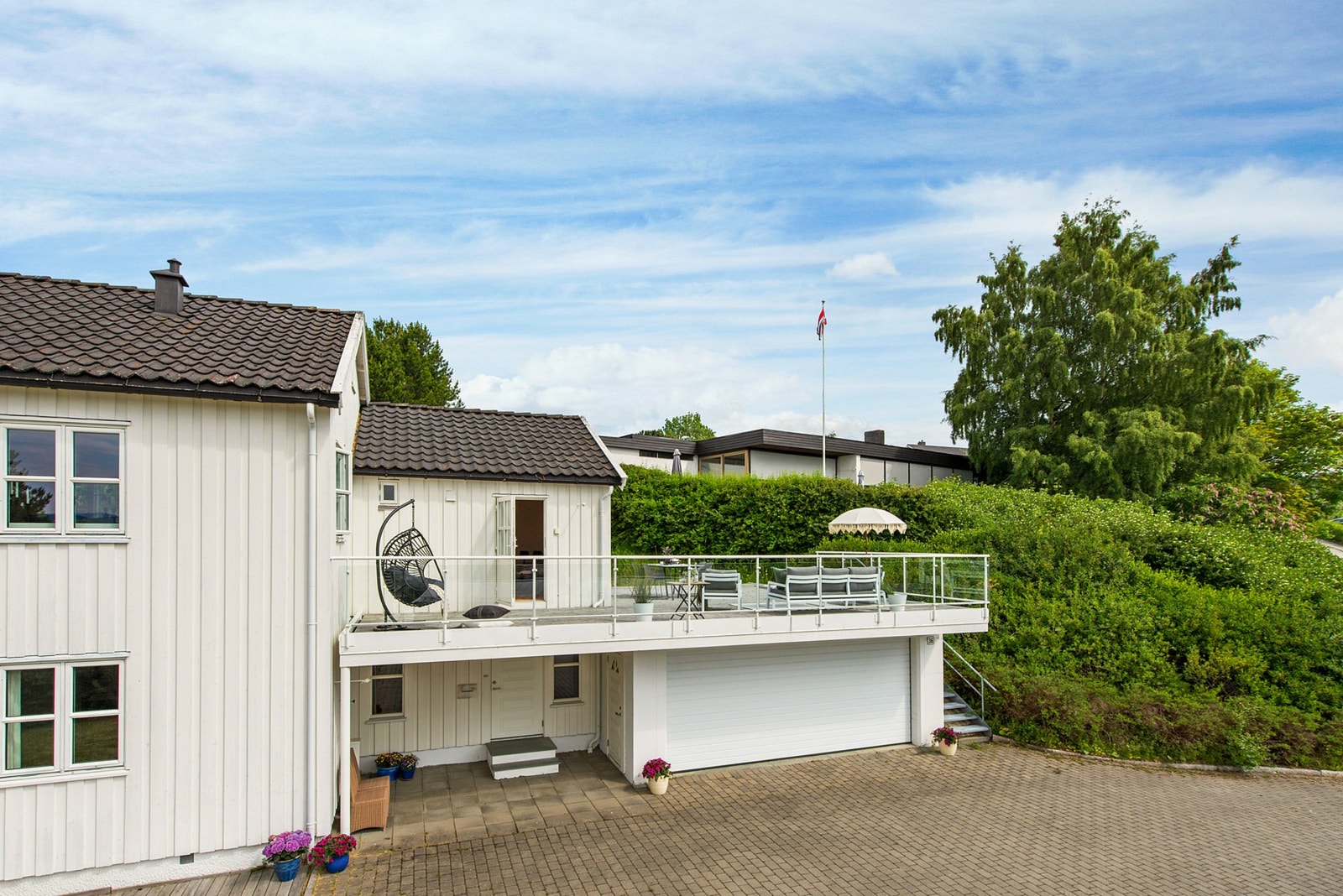 Fasade med dobbelgarasje. Galleribilde