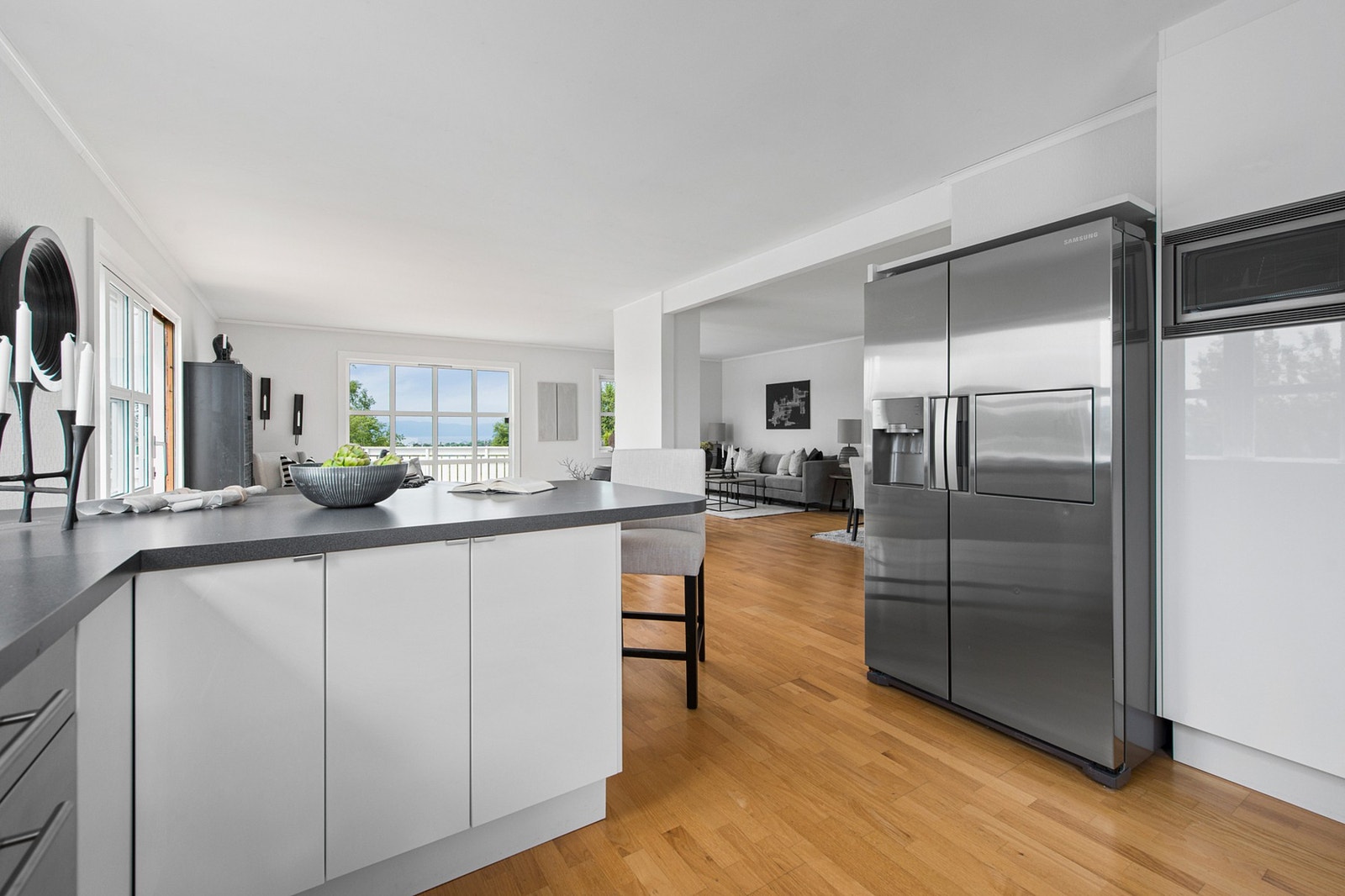 Åpen løsning mellom stue og kjøkken gjør boligen mer sosial og luftig. Galleribilde