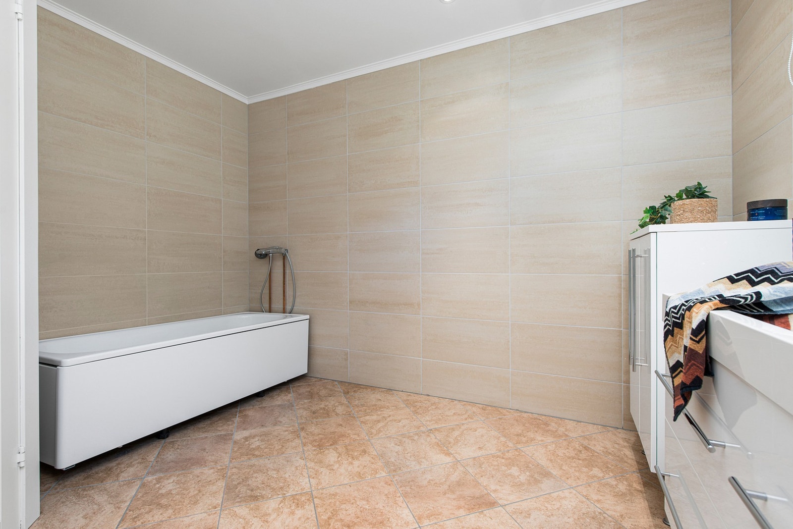 Bad sokkel. Galleribilde