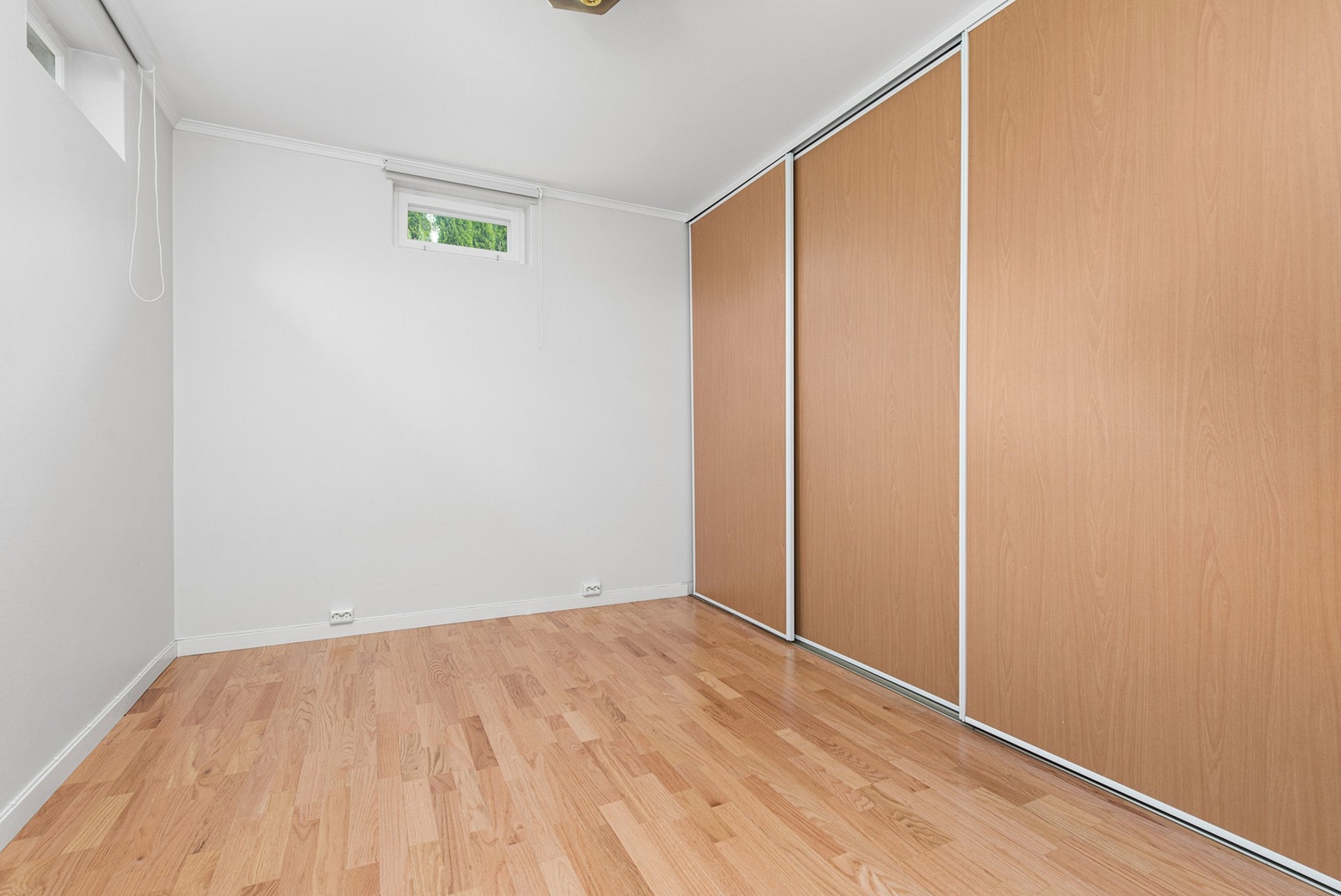 Rom 3 er på 10,5 kvm. Adkomst til dette rommet er via soverom nr. 2
Det gjøres oppmerksom på at rom 3 ikke tilfredsstiller dagens krav for rom til varig opphold. Galleribilde