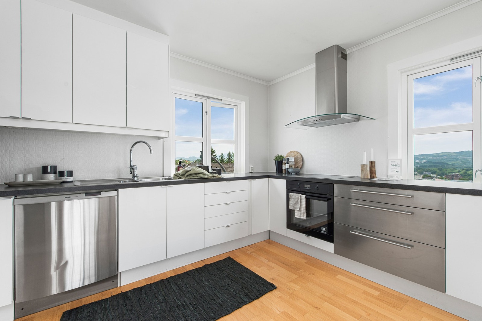 Godt med skap- og benkeplass. Galleribilde