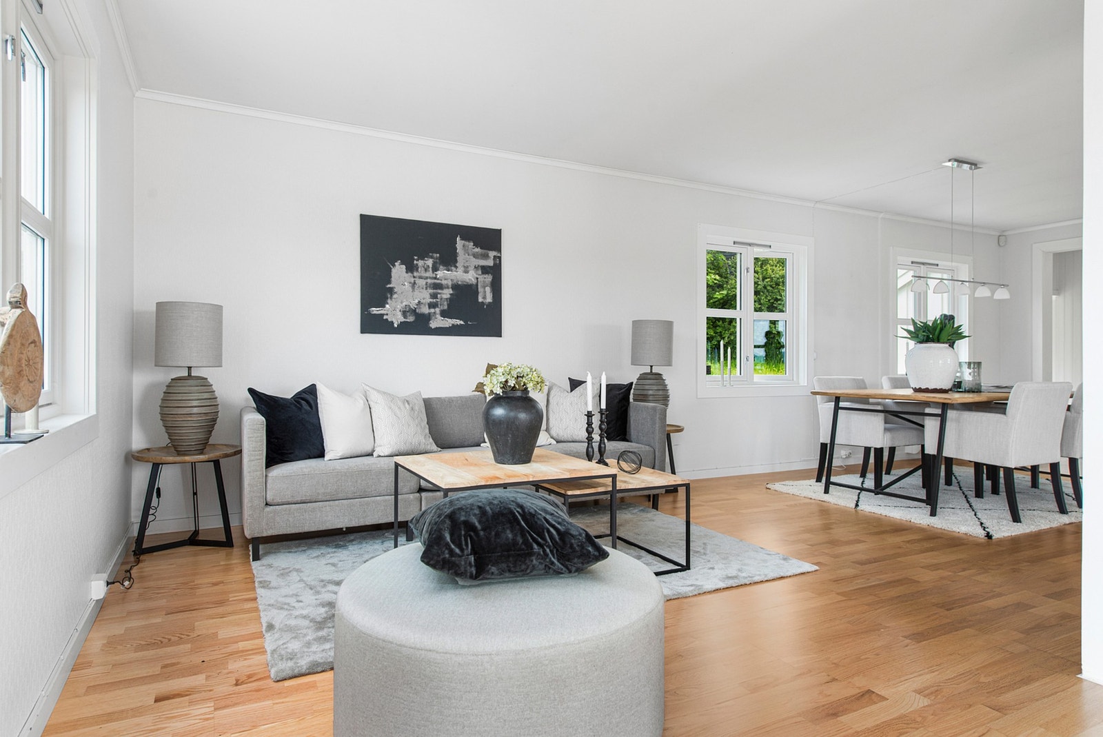 Boligen fremstår som moderne og har bl.a. 3 soverom, 2 stuer og 2 bad. Galleribilde