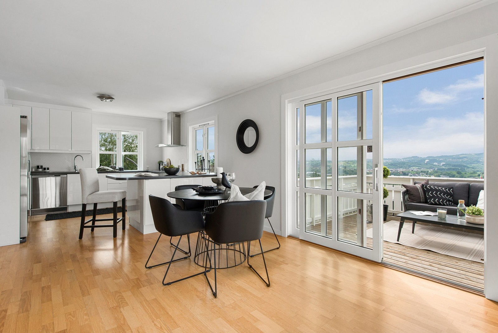 Fra stue/kjøkken har man direkte utgang til terrasse. Galleribilde