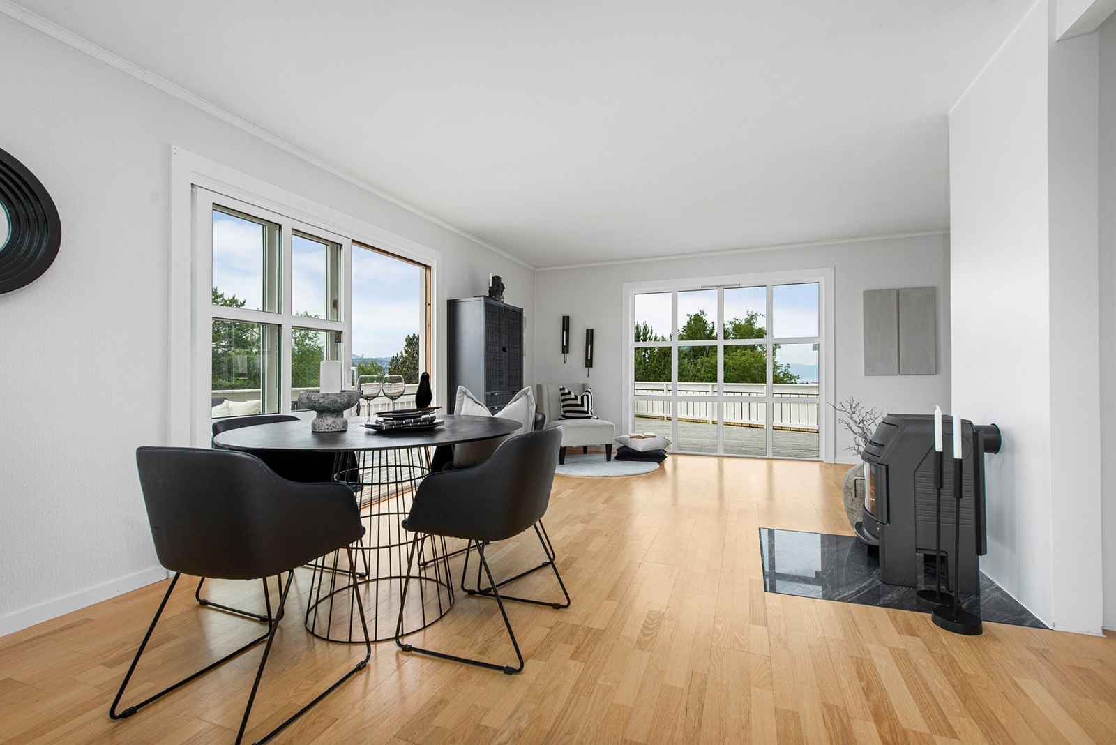 Store vindusflater som gir flott utsikt og masse naturlig lys inn i rommet. Galleribilde