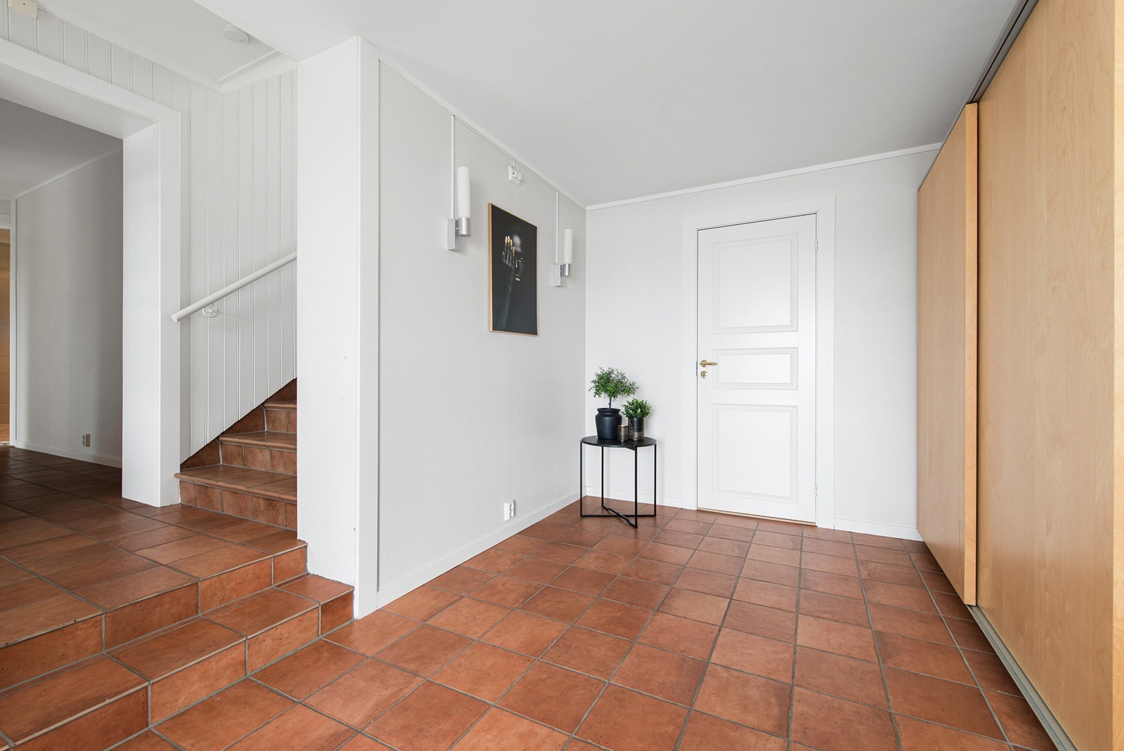 Romslig hall med bod og stor skyvedørsgarderobe. Galleribilde