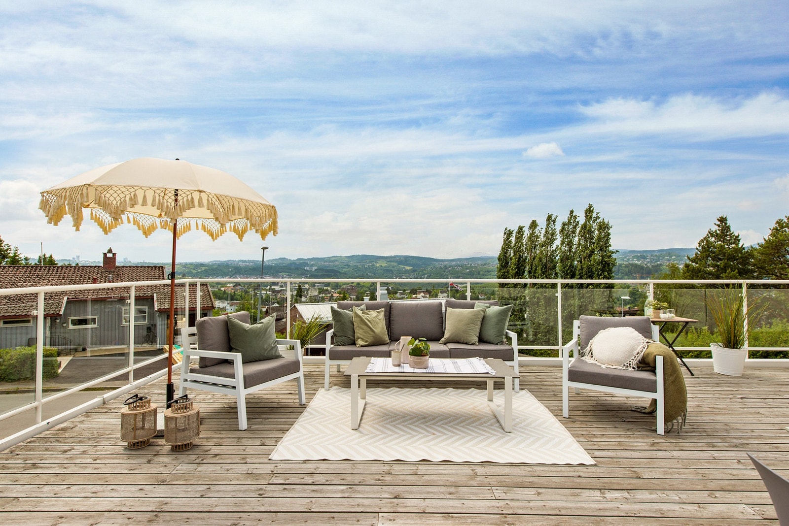 Innholdsrik og moderne enebolig med flott utsikt. Galleribilde