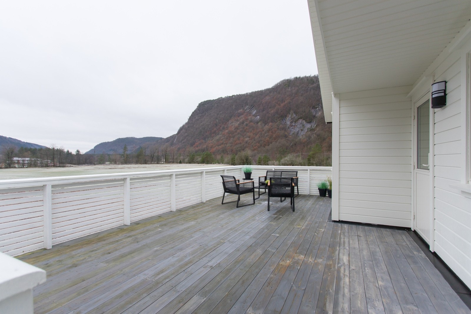 Stor terrasse i ende av bolig, mot sørvest Galleribilde