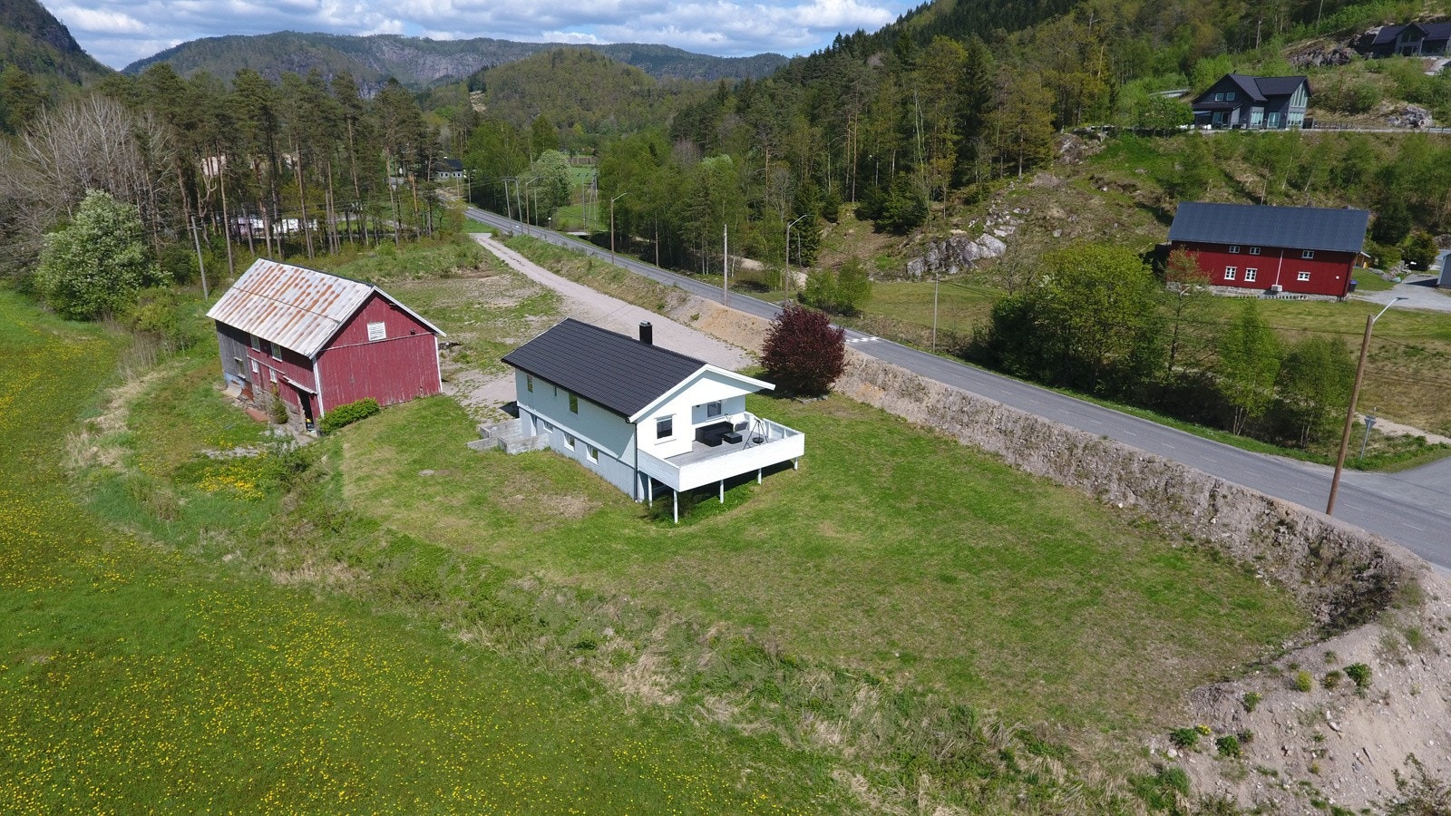 Velkommen til Kvåsveien 1236. Oppgradert enebolig og eldre uthus. Galleribilde