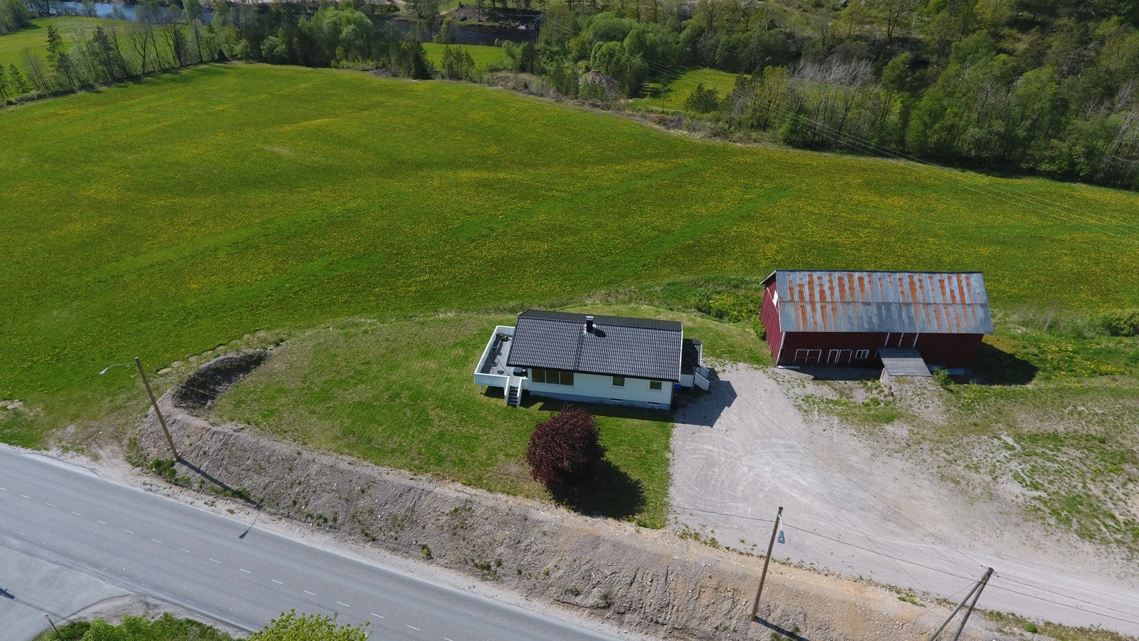 Velkommen til Kvåsveien 1236. Gruset tun og stor p-plass Galleribilde