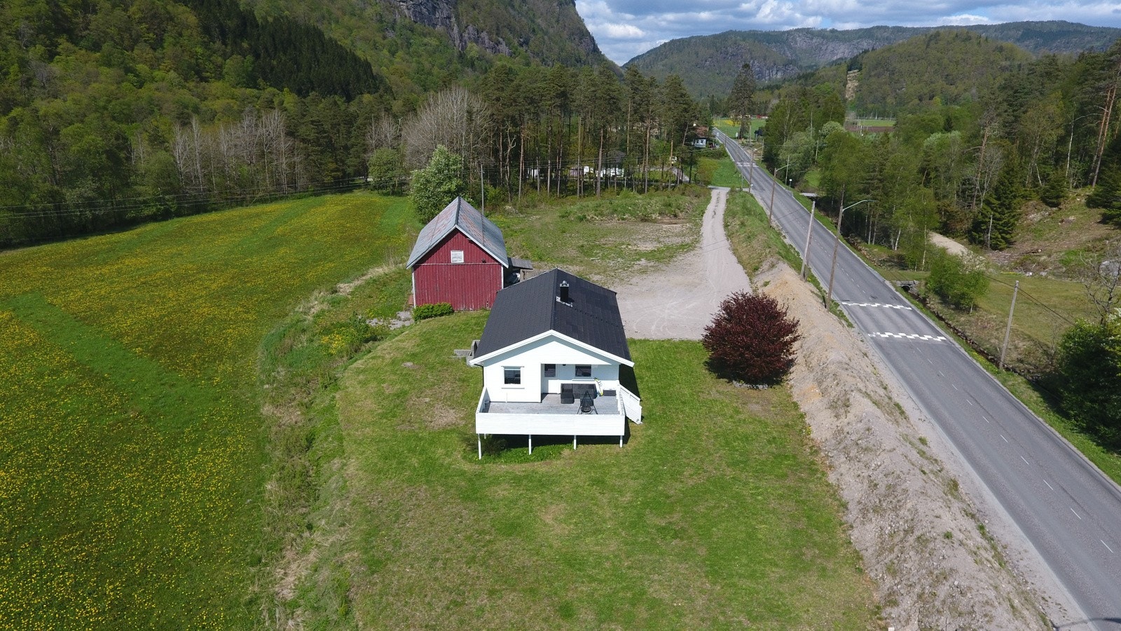 Flat eiertomt med god plass. Eldre uthus/garasje. Galleribilde