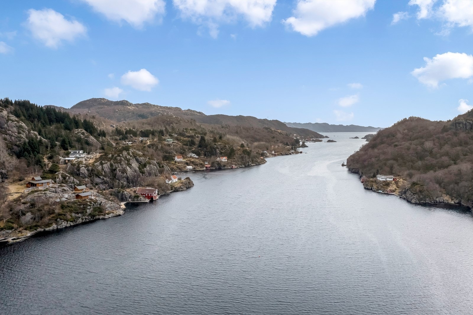 Rasvågen strekker seg fra innseilingen til Rasvåg og helt inn til Eiekanalen. Galleribilde