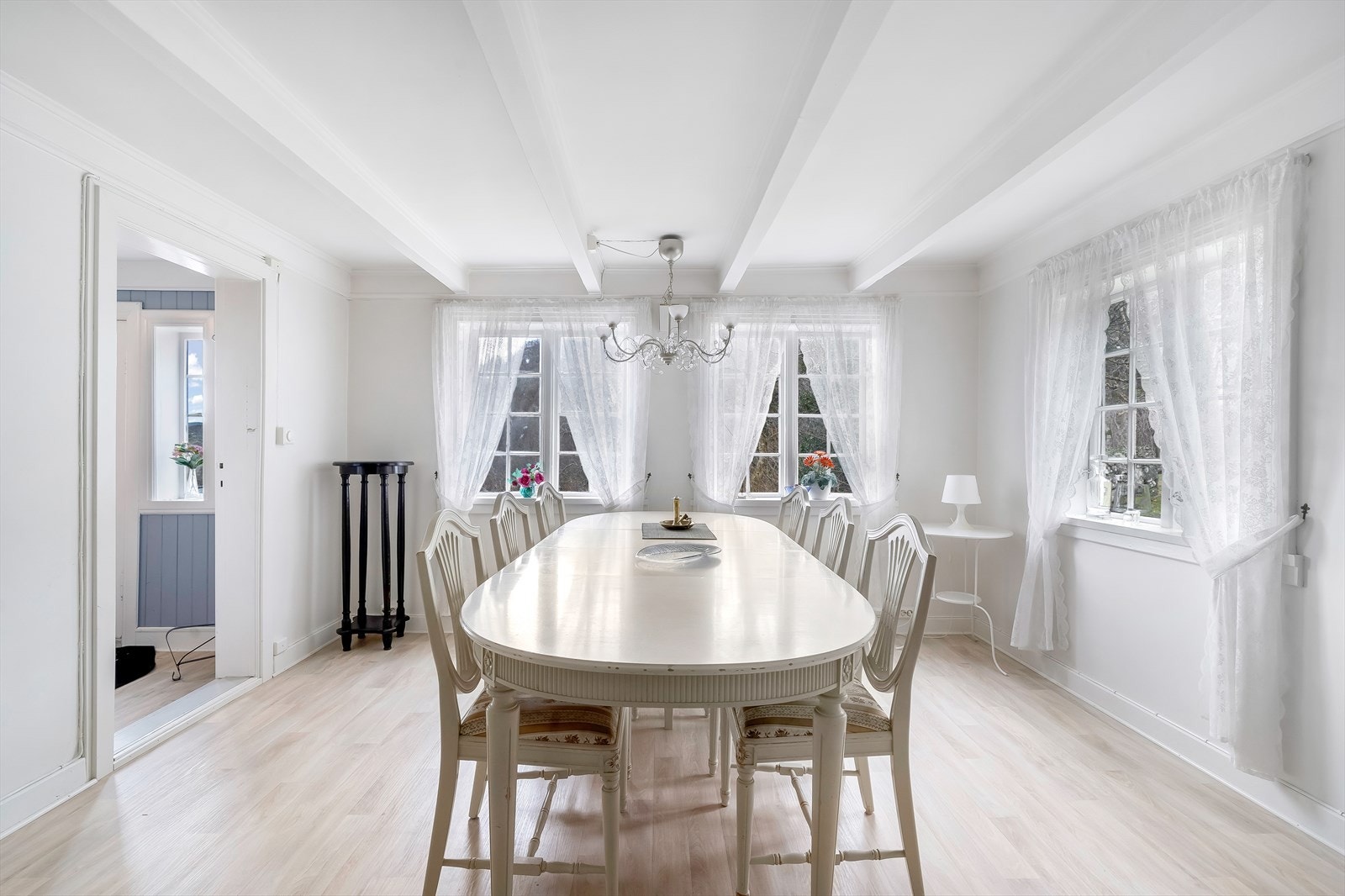 Klassisk detalj som bjelker i taket får fram boligens opprinnelige tidsepoke. Galleribilde