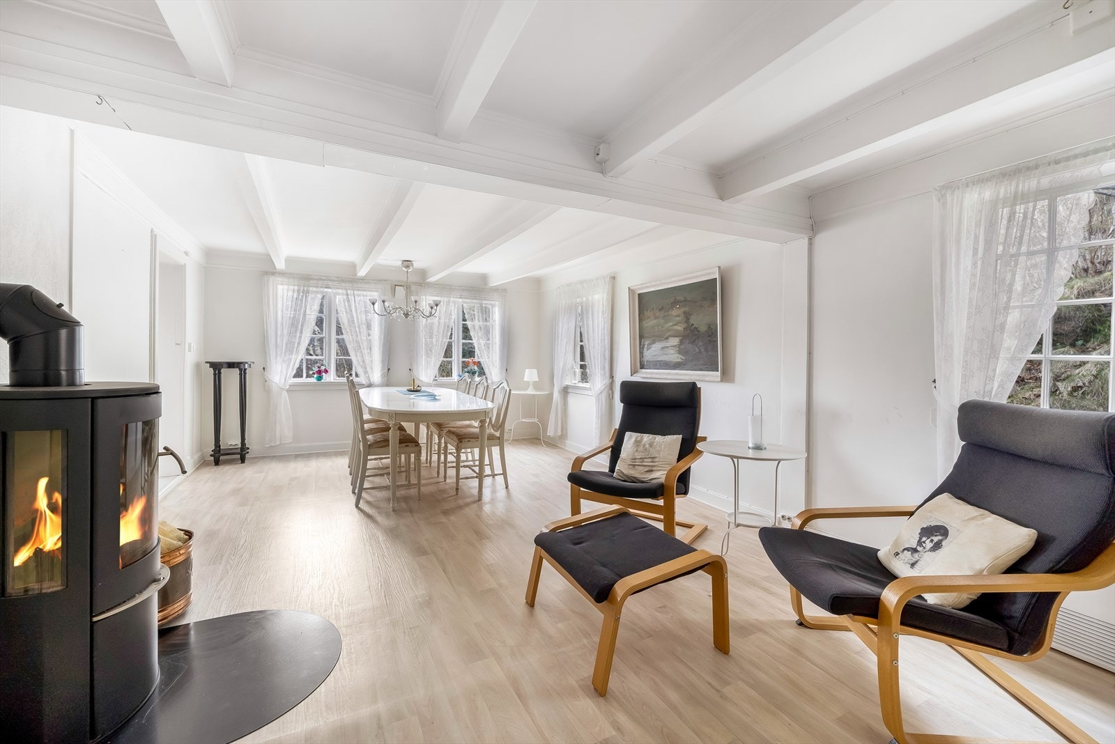 Lys og koselig stue/spisestue med gode møbleringsmuligheter. Galleribilde