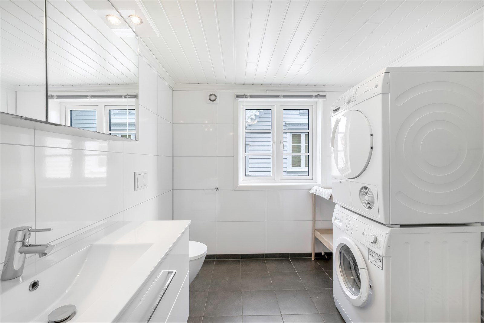 Nyere renovert bad/vaskerom i hovedetasjen. Galleribilde