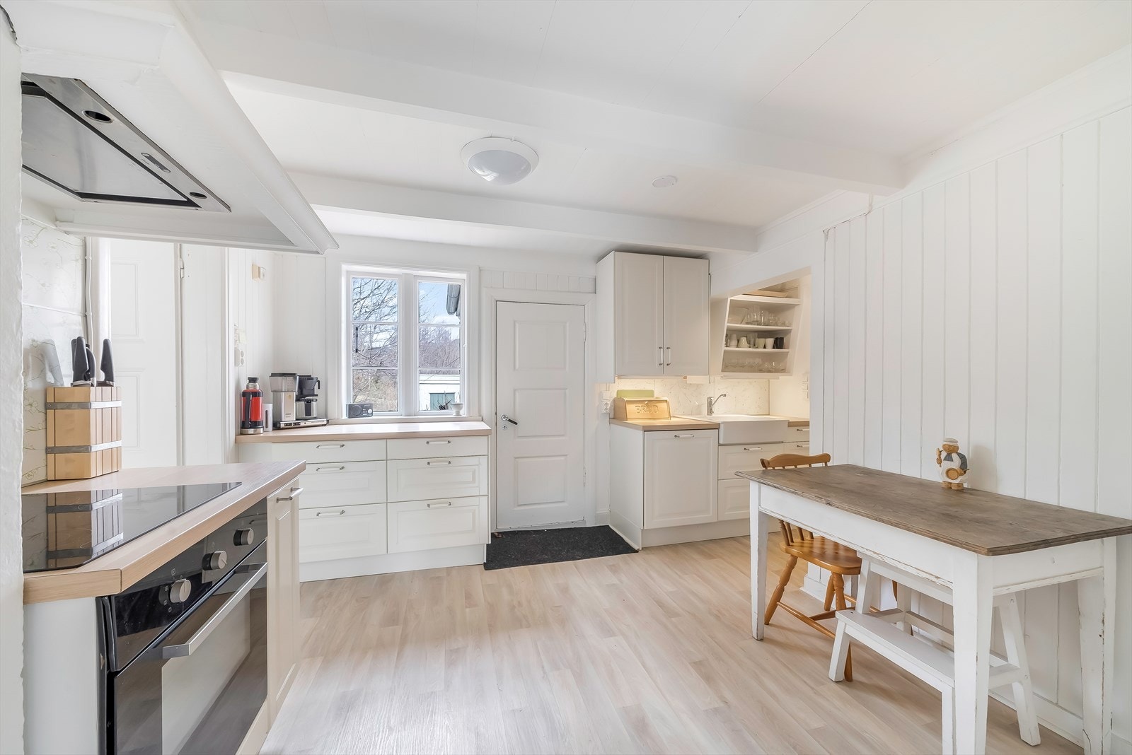 Oppgradert klassisk kjøkkeninnredning som står i stil med resten av huset. Galleribilde