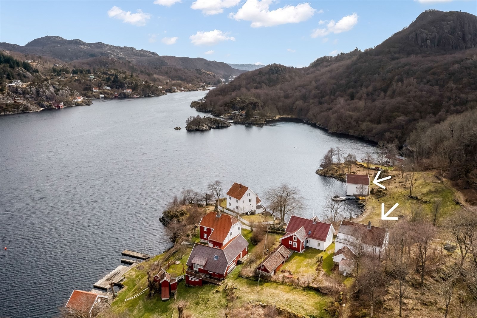 Eiendommen ligger fint til på Våge med vakker utsikt utover Vågefjorden. Galleribilde