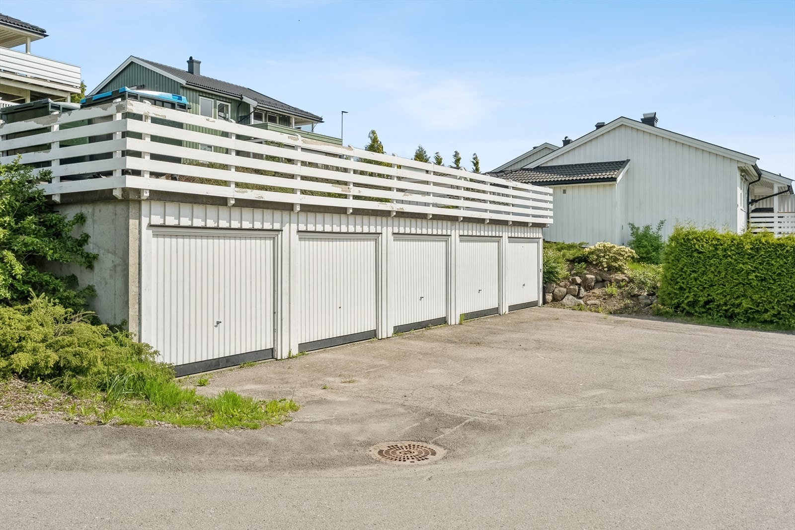 Boligen har garasje i felles anlegg på felles eiet tomt nederst i veien. Veien til huset er også felles eiet og privat for husene i gata. Galleribilde