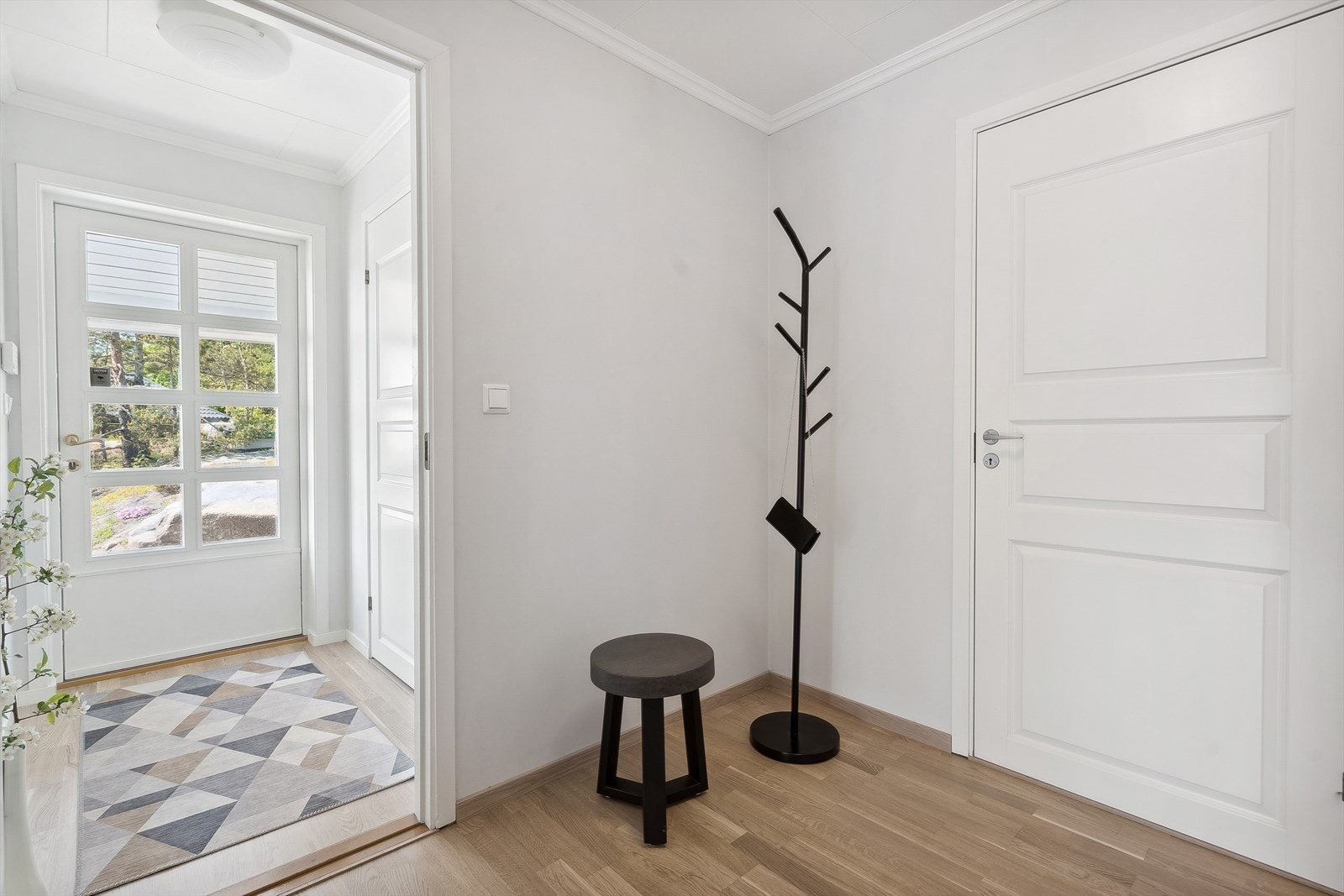 Vindfang og gang er lyst og trivelig - det er ny parkett i entre og stue i 2023. Luke i himling i gang til lagringsloft. Galleribilde