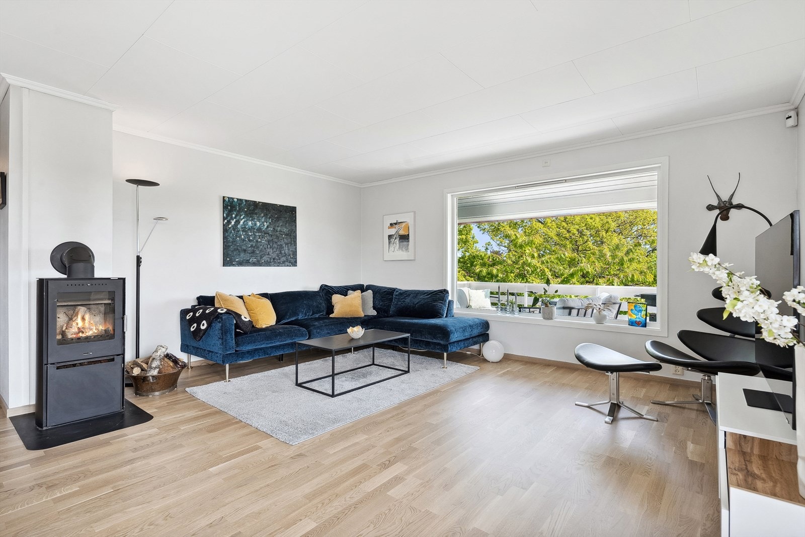 Her er det enkelt å møblere i flere soner, med plass til både sofahjørne og spisestue. Galleribilde