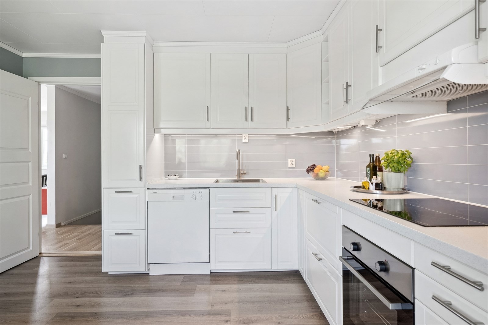 Hvitevarene er dels integrerte og består av kjøl-/frys i nisje, oppvaskmaskin i nisje, stekeovn og koketopp. Galleribilde