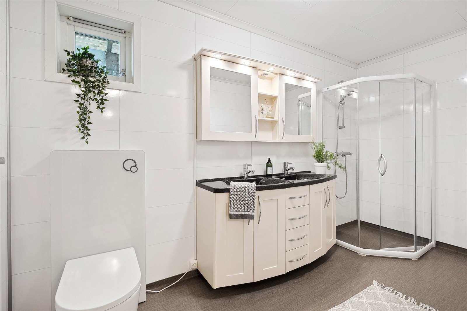 Boligen har ett bad, ekstra toalettrom, samt separat vaskerom. Galleribilde