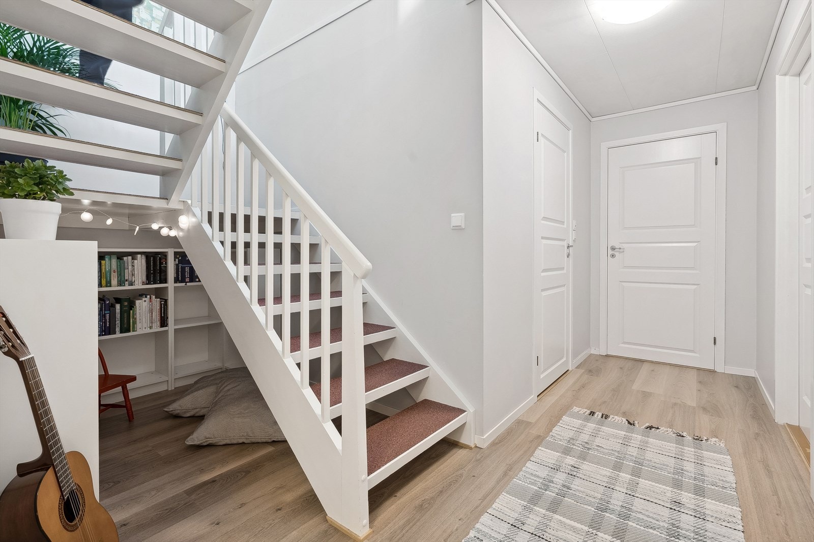 Under trappen er det laget til lekehule og kosekrok for de yngste småbarna. Galleribilde