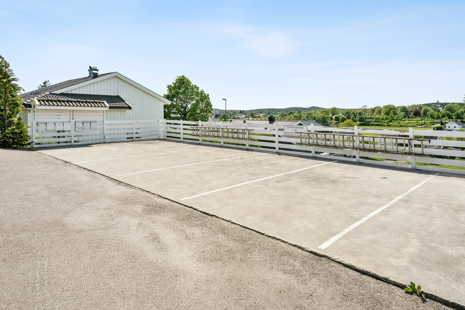 Over garasjene er det ekstra biloppstillingsplasser - perfekt når man har gjester. Galleribilde