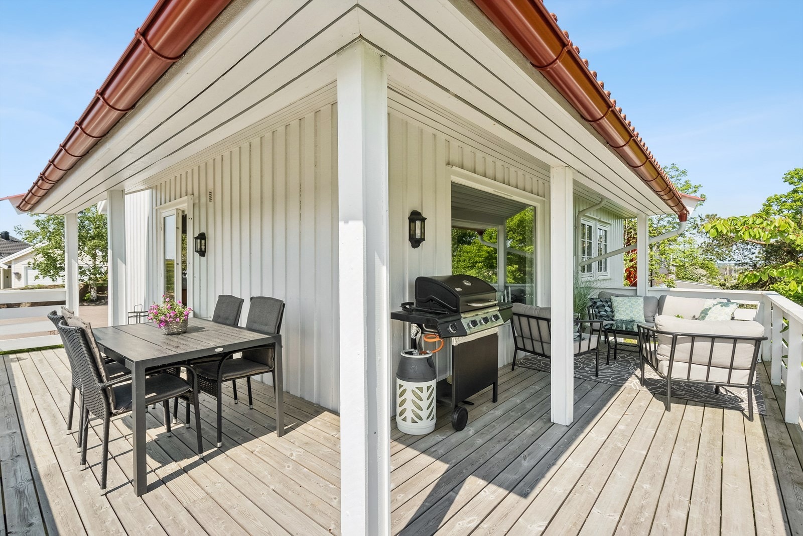 Terrassen vender mot hhv. øst, sør og vest, og har utgang via doble dører fra stuen. Galleribilde