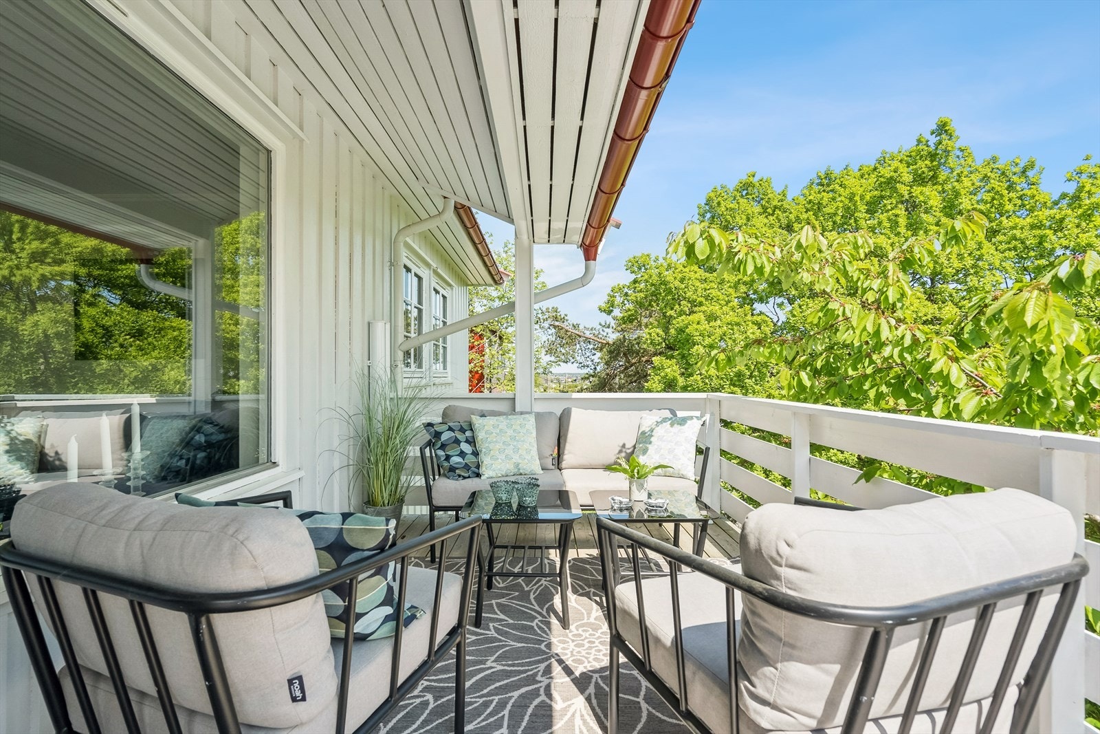 På terrassen kan du følge solen fra tidlig morgen til sen ettermiddags og kveld. Galleribilde