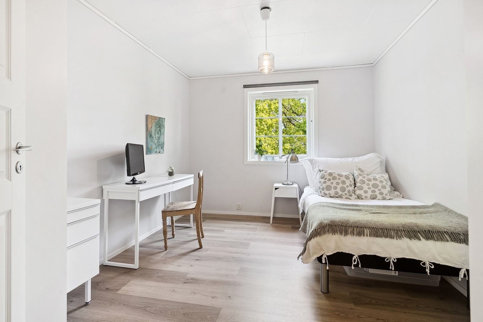 Soverom tre. Rommene er av fin størrelse og har plass til seng, nattbord og garderobeskap. Galleribilde