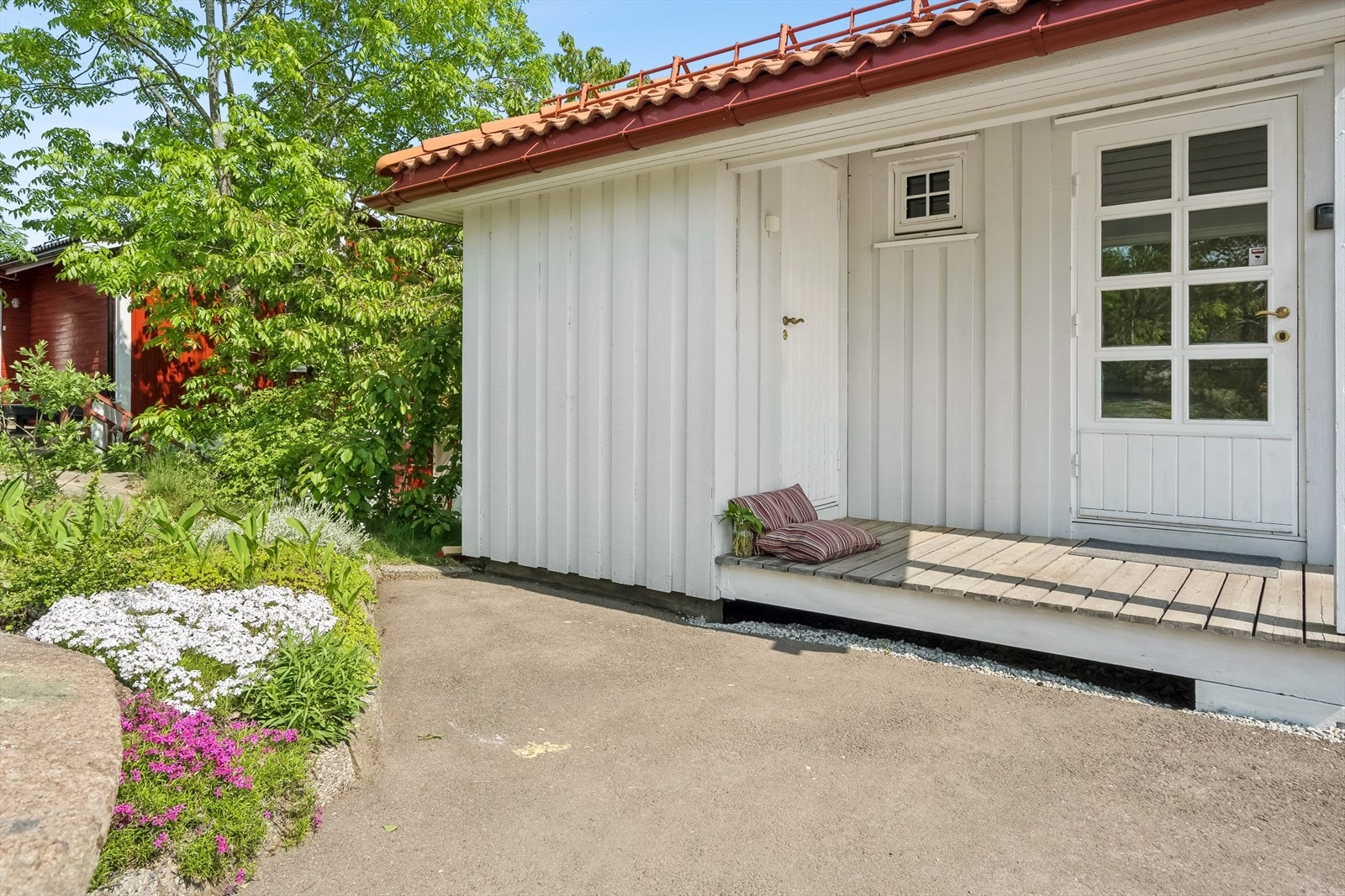 Boligen har et innbydende og svært hyggelig inngangsparti med overbygg. Galleribilde