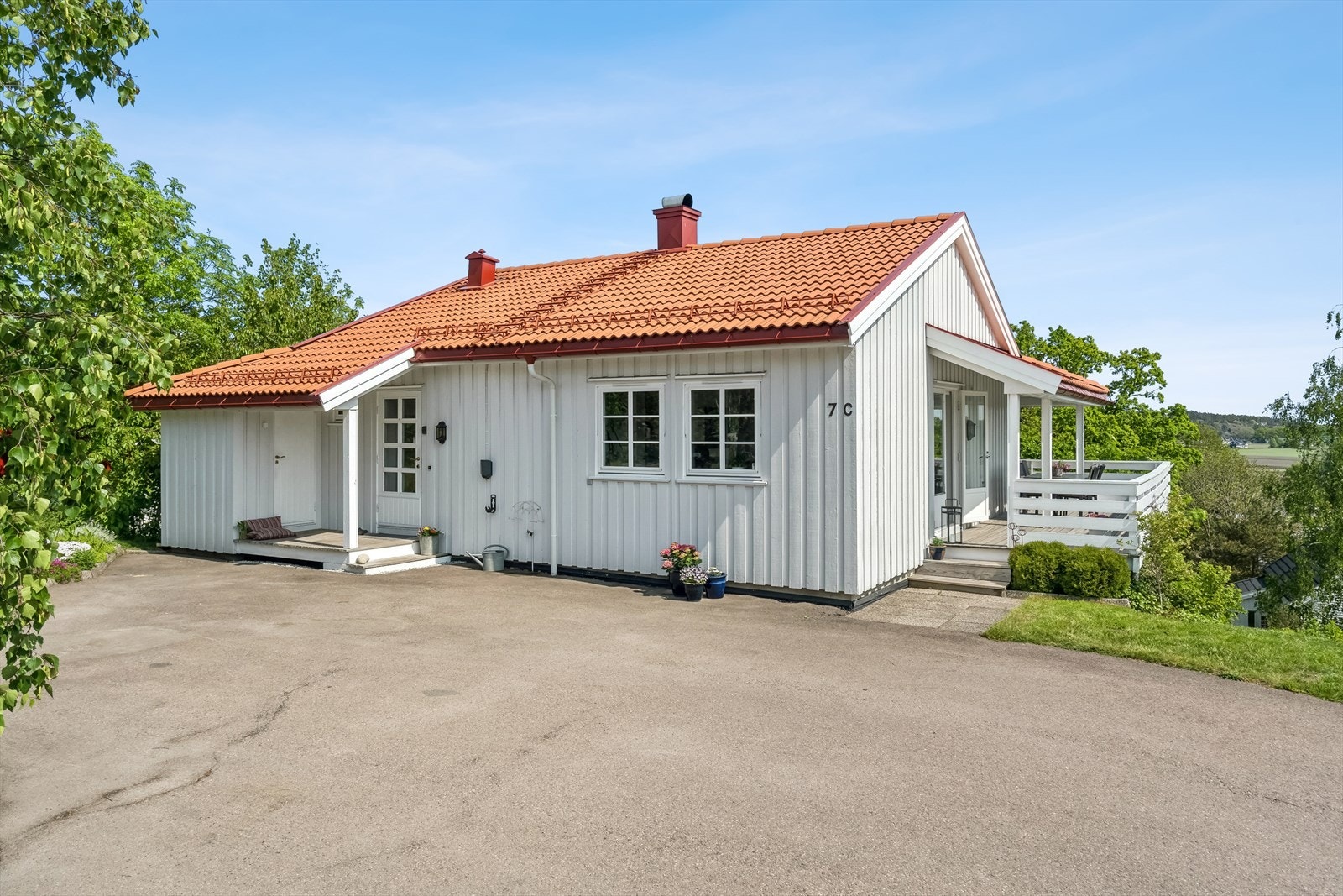 Dette er en sjarmerende og svært hyggelig enebolig med høyt- og frittliggende beliggenhet! Galleribilde