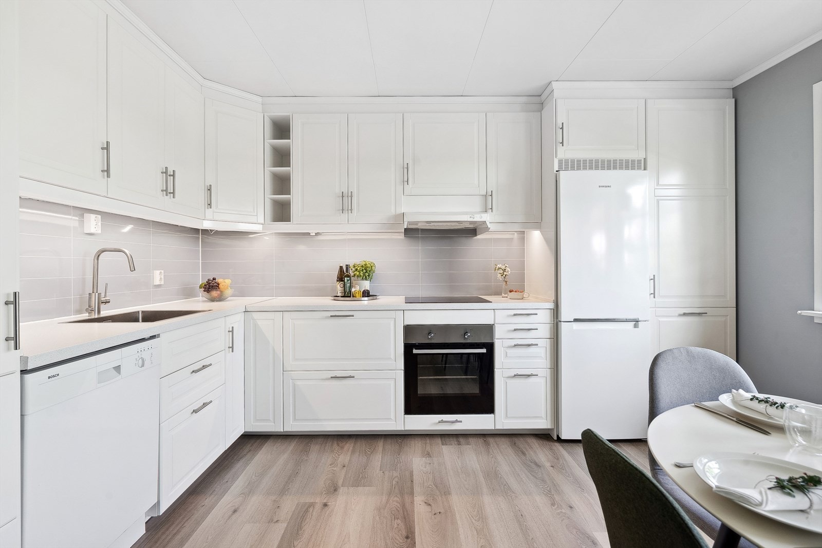 Kjøkkenet er renovert i 2018 og har delikat, klassisk innredning med profilerte fronter. Galleribilde