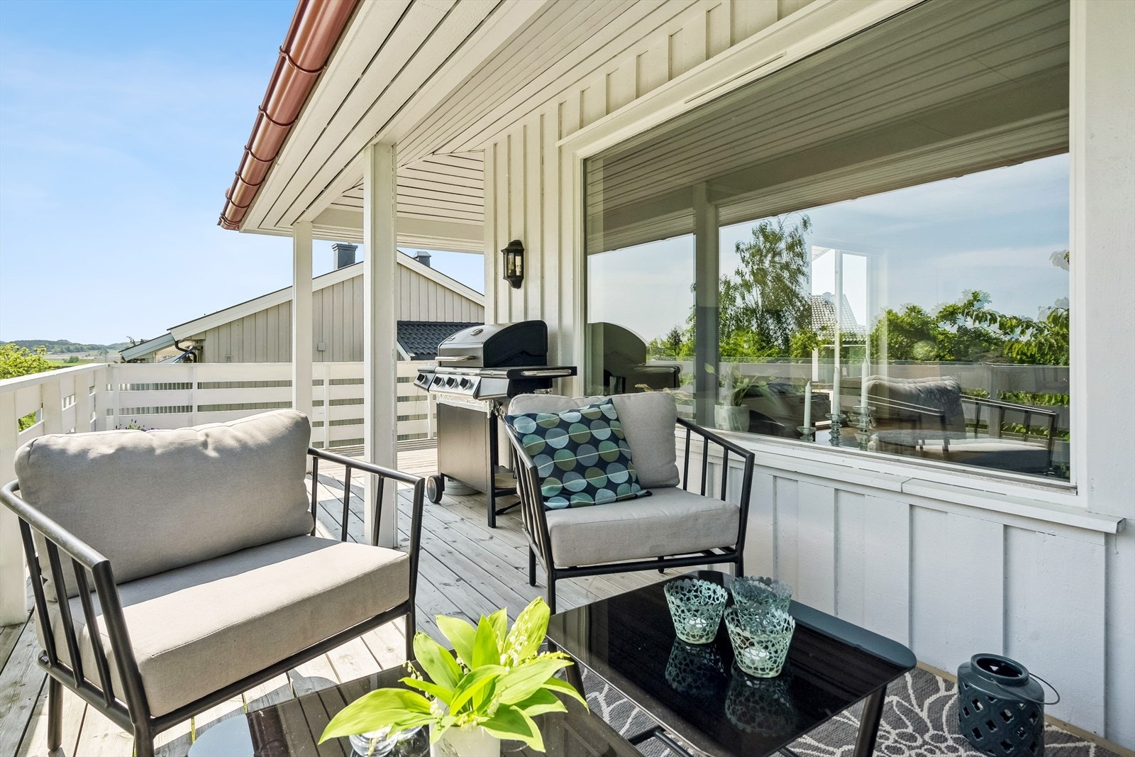 Terrassen strekker seg langs to sider av huset og er lun og trivelig med plass til sittegrupper og grill. Galleribilde