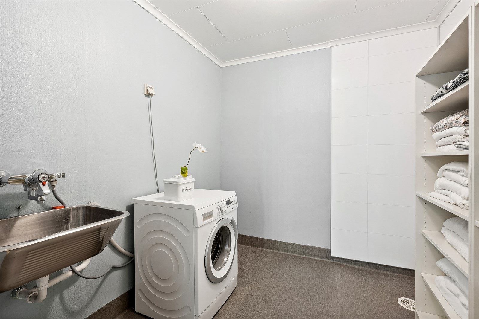 Vaskerommet er enkelt pusset opp i 2017. Det ble da lagt nytt belegg på gulv, plater i dusjhjørne og malt overflater. Galleribilde