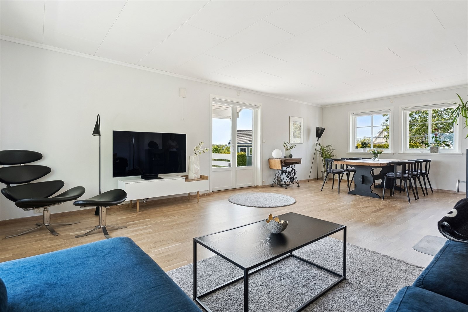 Fra langveggen er det utgang til den store terrassen, som strekker seg rundt to sider av huset. Galleribilde