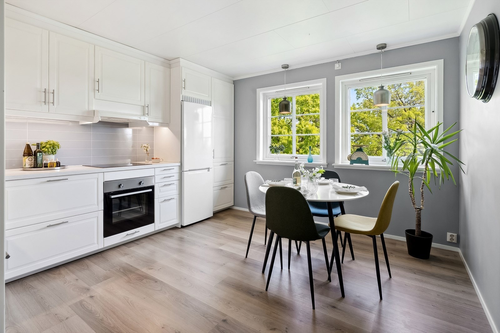 Boligens kjøkken har fin plassering i eget værelse på hovedplanet. Her er det plass til stort spisebord. Galleribilde