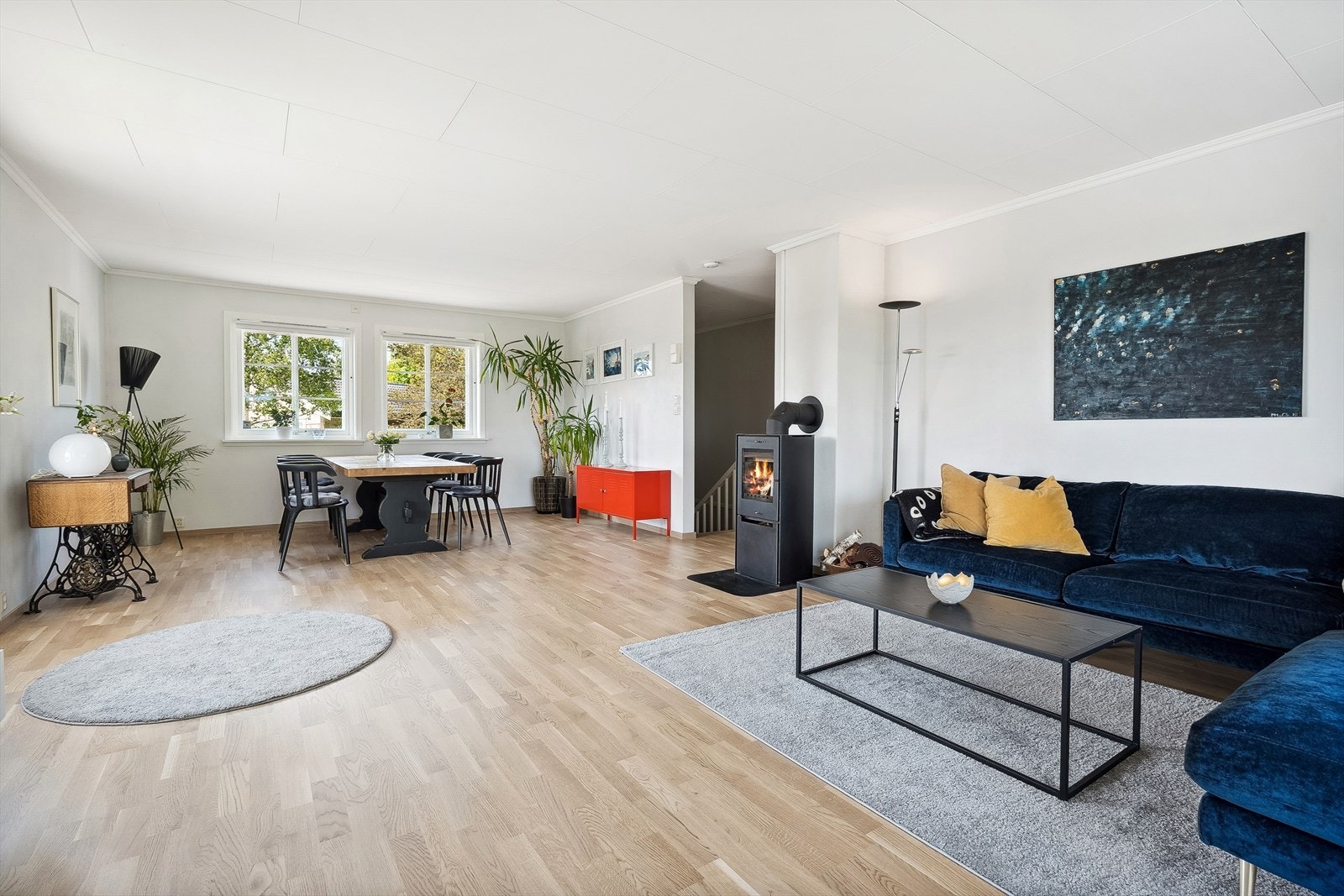 Boligen har en stor og fin stue med mange møbleringsmuligheter. Galleribilde