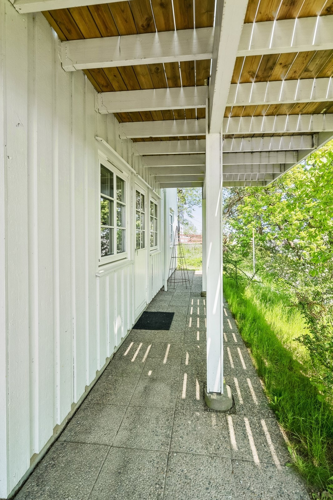 Rommene er skjermet og svale og er skjermet fra sol med overbygg på terrassen. Galleribilde