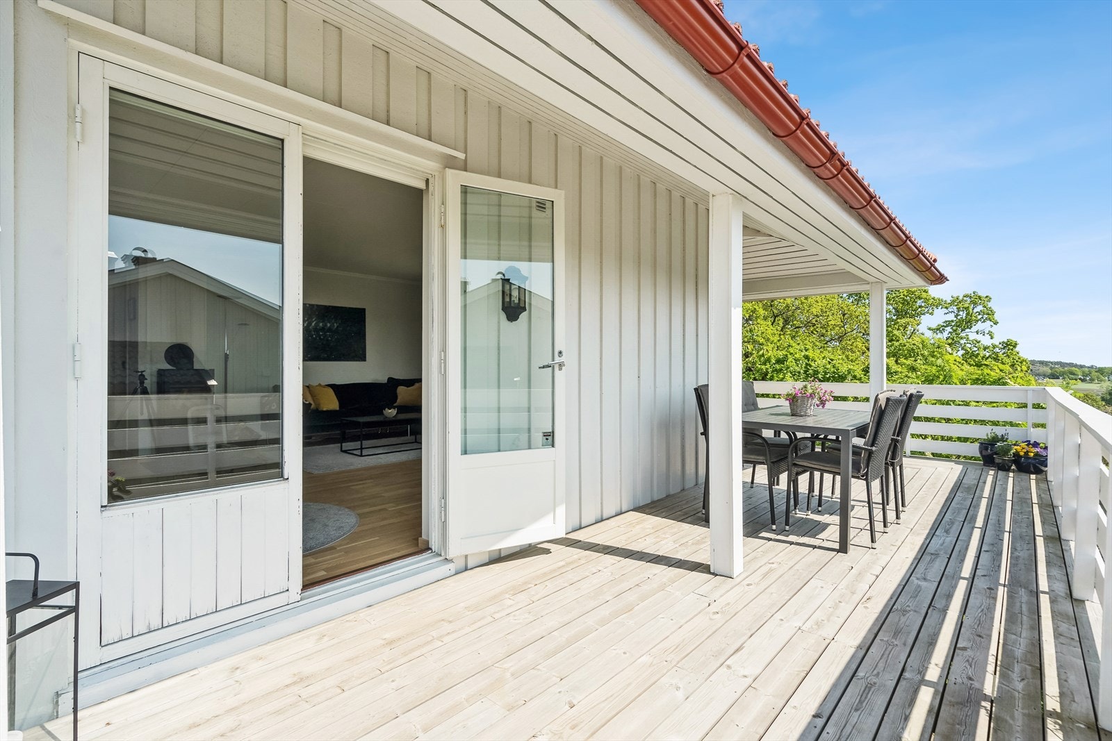 Eiendommen ligger på toppen av åsen innerst i blindvei på Tandstad. Galleribilde