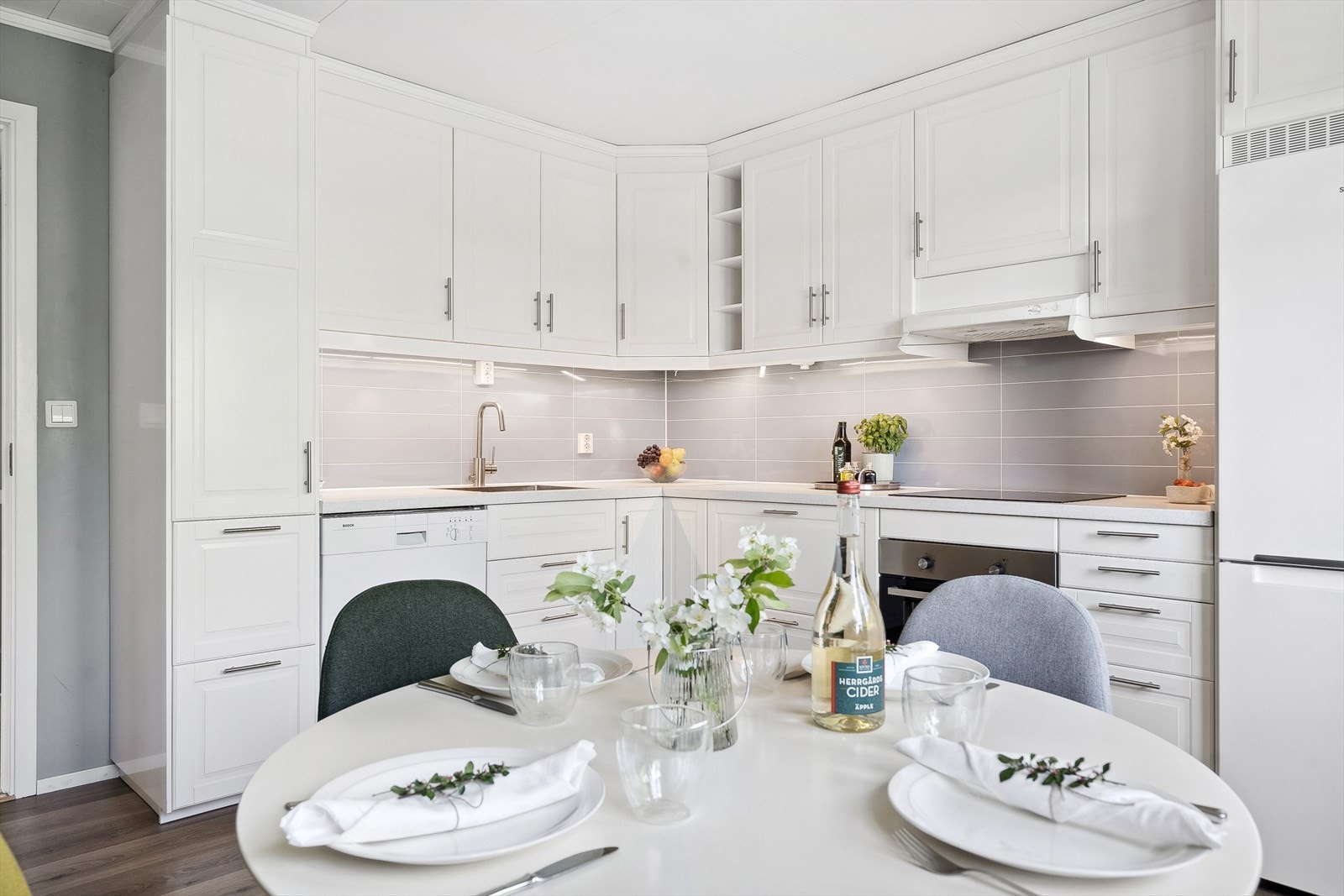 Det er takhøye overskap og hvit benkeplate i laminat som sammen med den hvite innredningen gir et tidløst uttrykk. Galleribilde