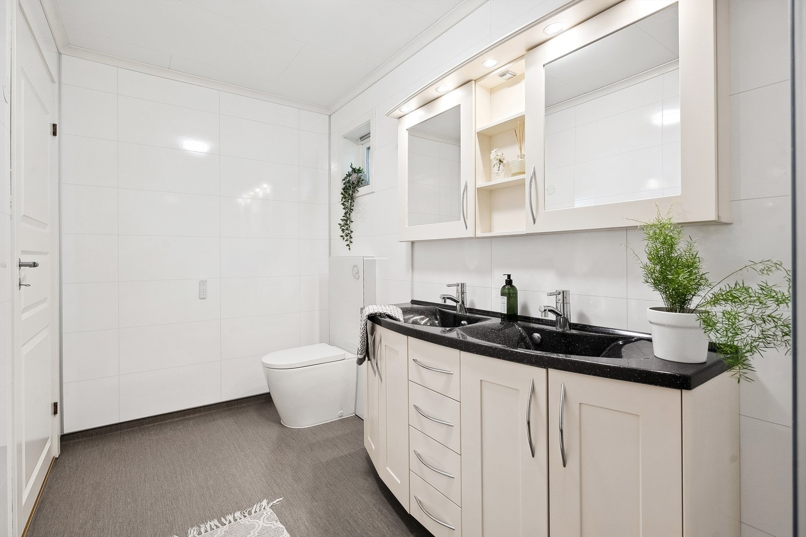 På bad er det i 2017 lagt belegg på gulv og våtromsplater på vegger, samt satt inn ny innredning. Galleribilde