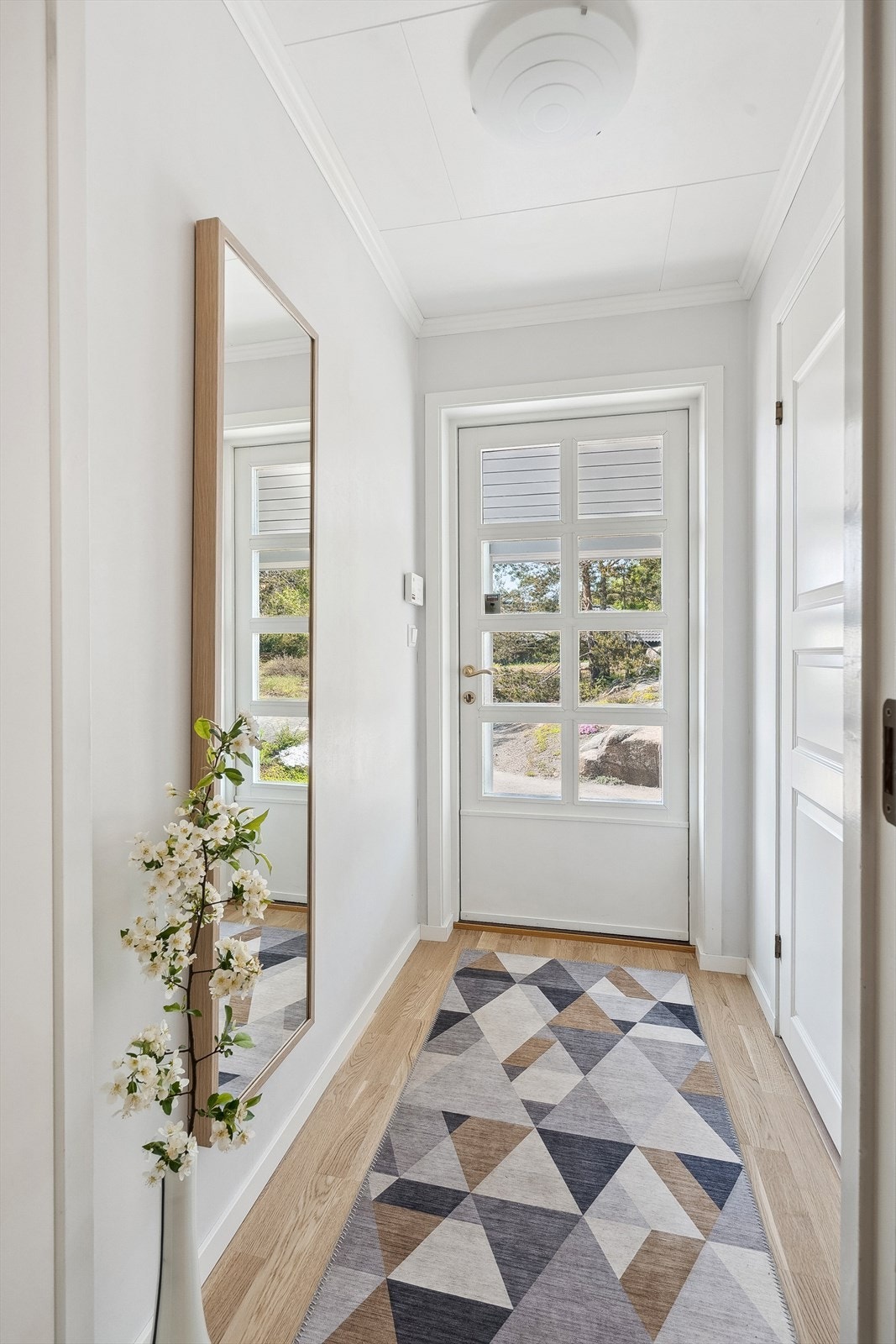 Velkommen inn! Ytterdøren har glass som gir godt med lys inn i vindfanget. Galleribilde