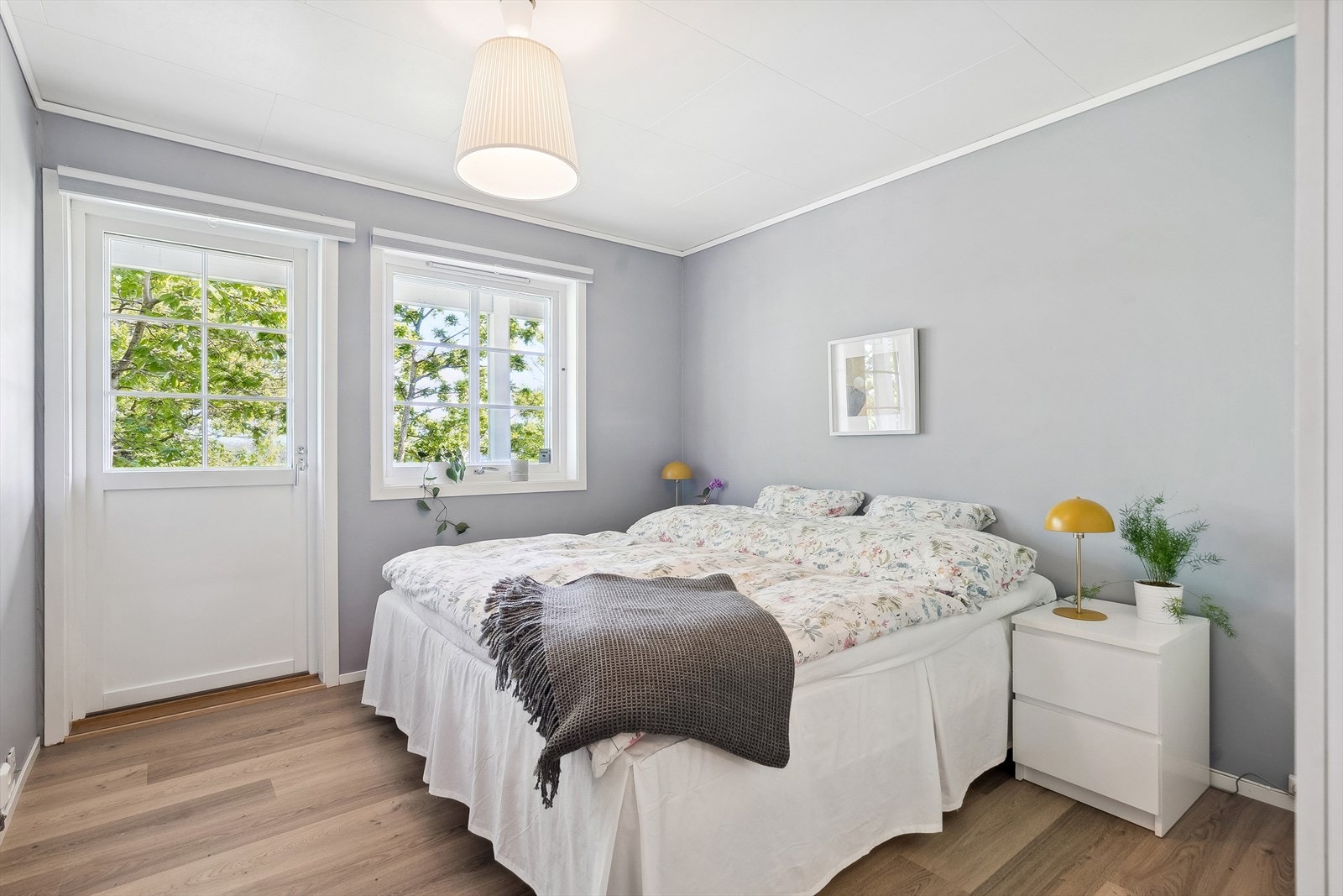 Boligen har 3 soverom, alle plassert i huset underetasje. Fra soverommet er det utgang til hage. Galleribilde