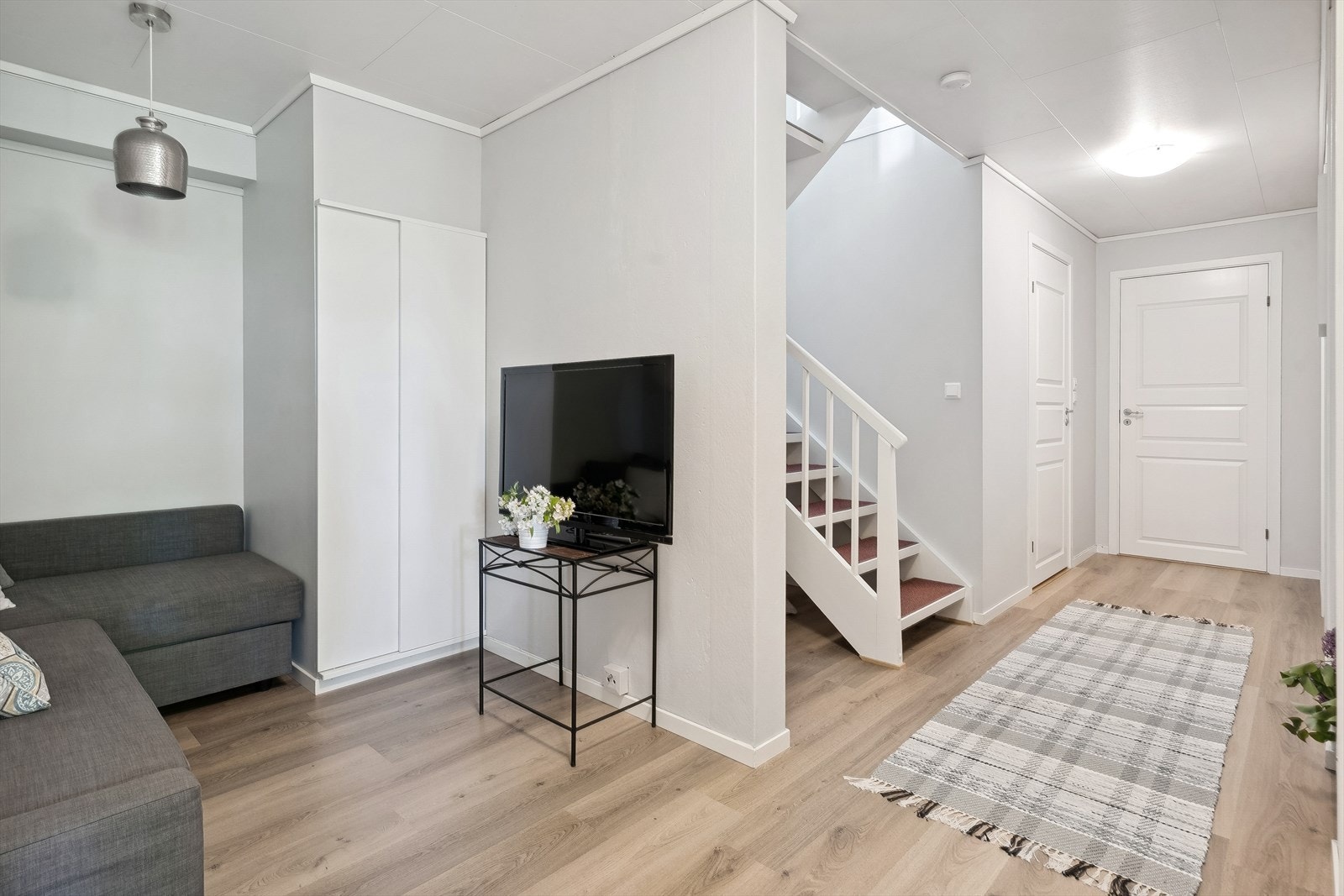 Vel nede er det stor hall som familien har innredet som stue. Galleribilde