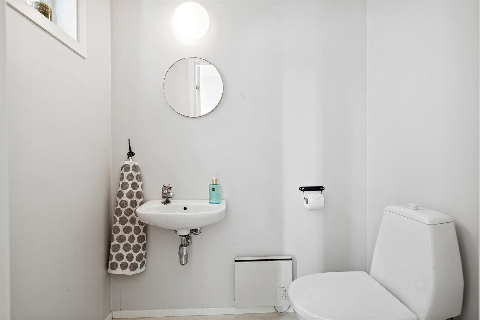 I tilknytning til vindfanget er det praktisk toalettrom. Galleribilde