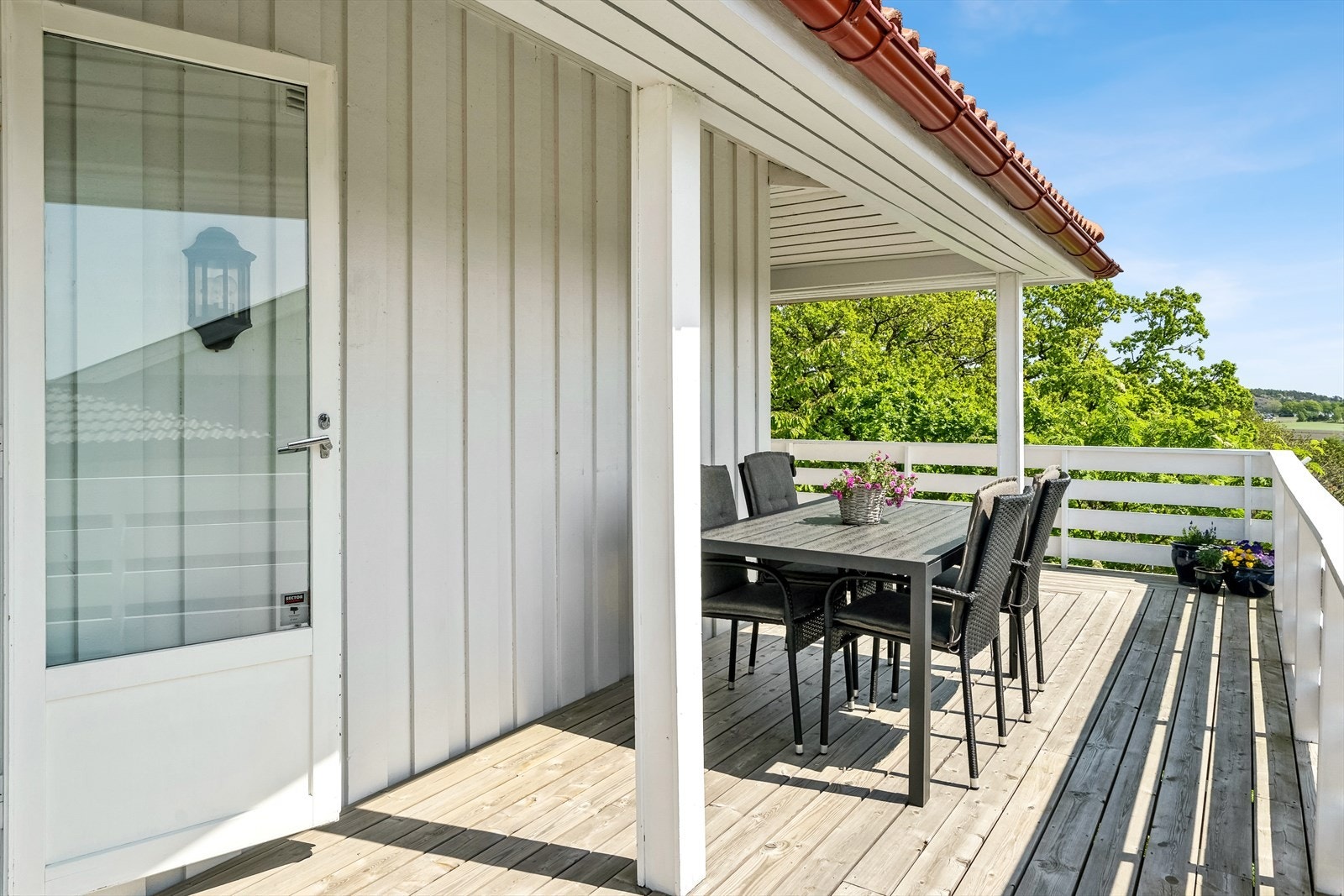 Boligen har stor solrik terrasse på 32 kvm med deilige sol- og utsiktsforhold. Galleribilde